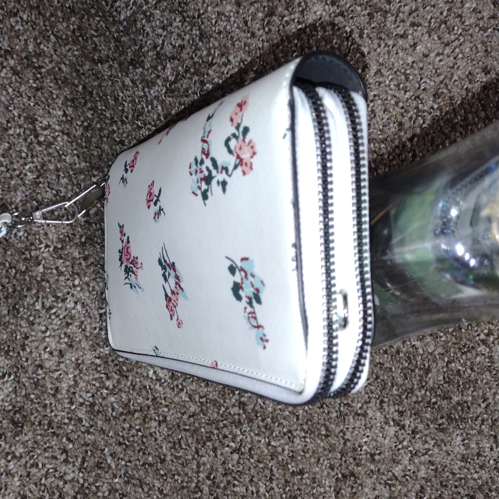 Elegant Floral Crossbody Bag with Stud Accents - Picture 11 of 17